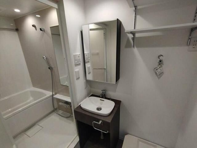 グランテージ西小山の洗面所|明るい洗面所です