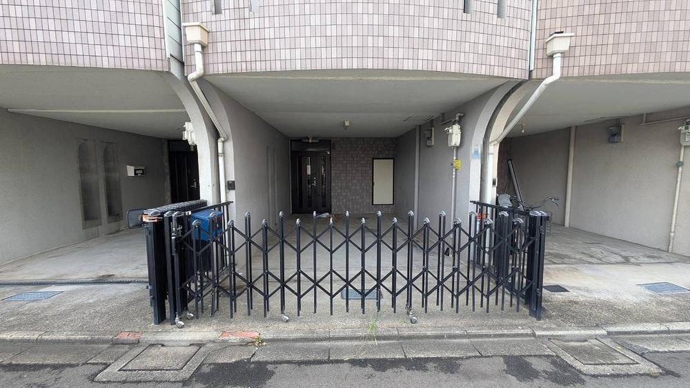 八雲東町1丁目　中古一戸建ての駐車場|■物件内覧・資金計画相談・住宅ローン相談、リフォーム相談、お問合せ受付中■
※当日・翌日のご内覧、ご相談はお電話でのお問合せがスムーズです！