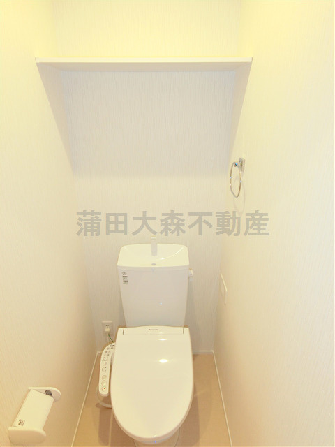 ハレルアナのトイレ|棚と温水洗浄便座付きのトイレ
