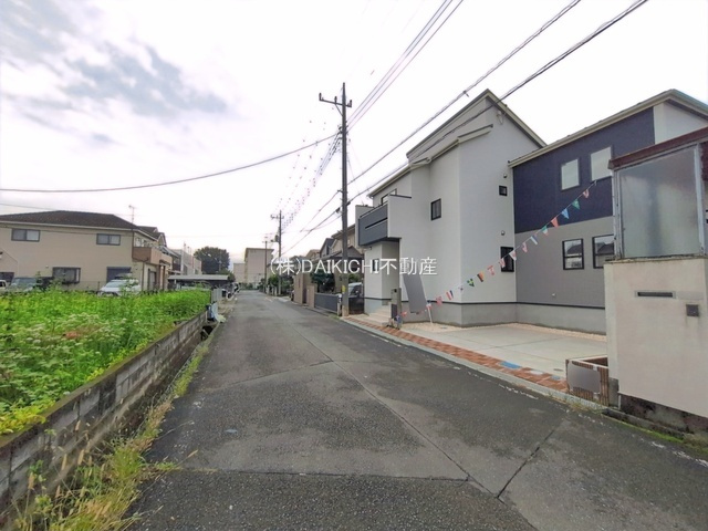 【前面道路含む現地写真】 | 坂戸市伊豆の山町7期　ブルーミングガーデン　新築戸建　全2棟　1号棟