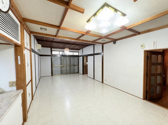【居間・リビング】 | 熊谷市下奈良　中古戸建 | ※掲載写真は一部AI画像加工により、家具・家財等を削除しております。現況と異なる場合は現況を優先とします。