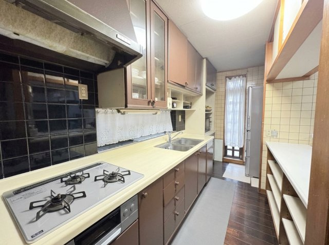 【キッチン】 | 熊谷市下奈良　中古戸建 | ※掲載写真は一部AI画像加工により、家具・家財等を削除しております。現況と異なる場合は現況を優先とします。