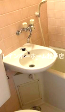 八柱ハイツの洗面所|明るい洗面所です