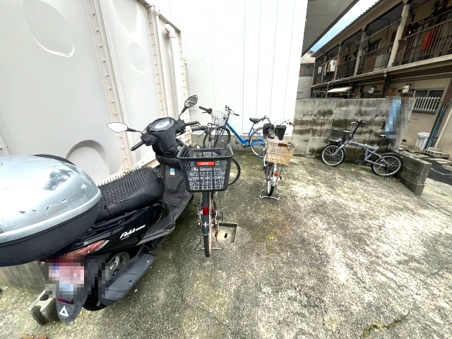 Hale Kadoma（旧栄ハイツ）の駐車場