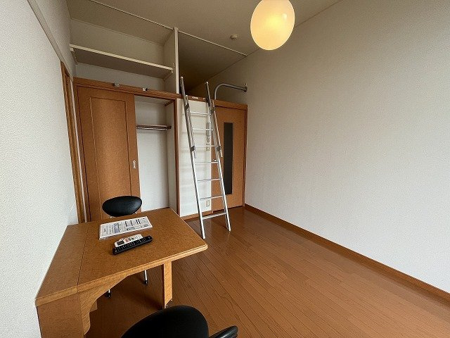 【寝室】 | レオパレスセルボ | 天井が高く、開放感があります！