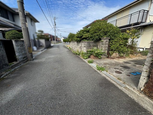 伊佐江町　古家付き土地の前面道路含む現地写真