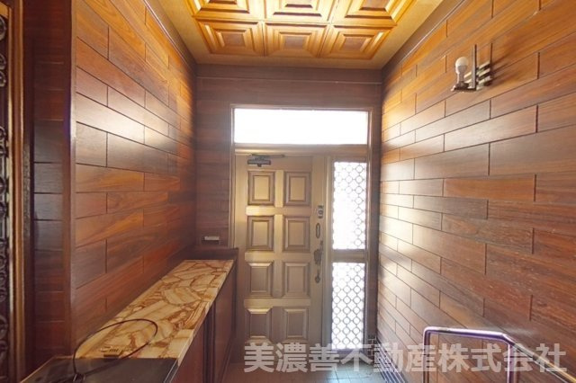 ６７４１３　岐阜市長良中古戸建の玄関
