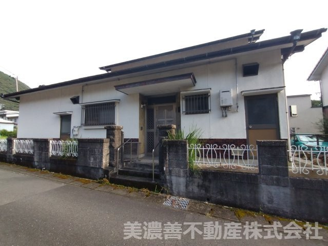 ６７４１３　岐阜市長良中古戸建の外観