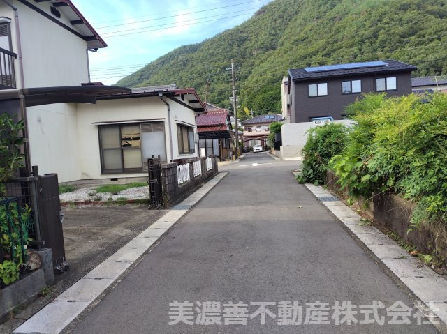 ６７４１３　岐阜市長良中古戸建の前面道路含む現地写真