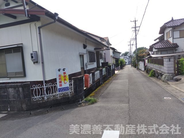 ６７４１３　岐阜市長良中古戸建の前面道路含む現地写真