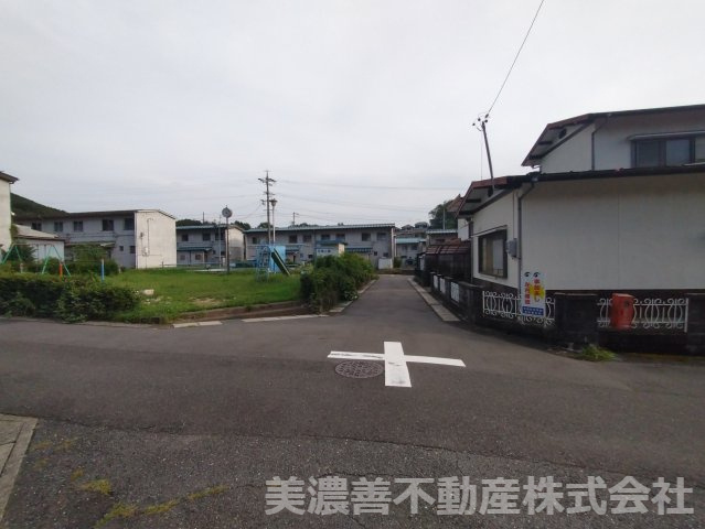 ６７４１３　岐阜市長良中古戸建の前面道路含む現地写真