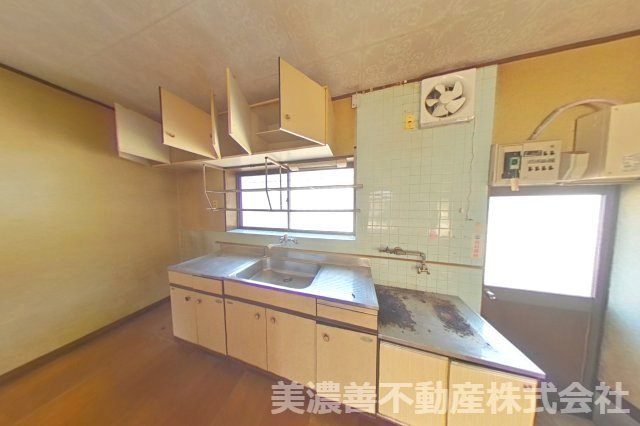 ６７４１３　岐阜市長良中古戸建のキッチン
