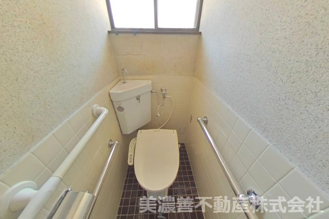 ６７４１３　岐阜市長良中古戸建のトイレ