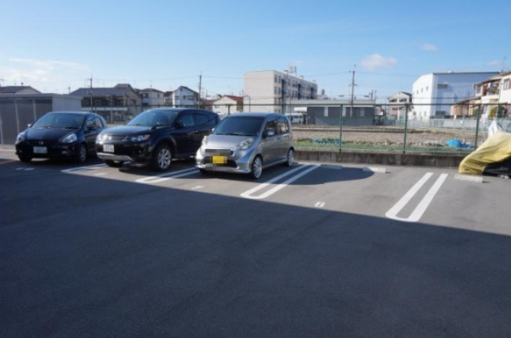 ローズタウンⅡの駐車場