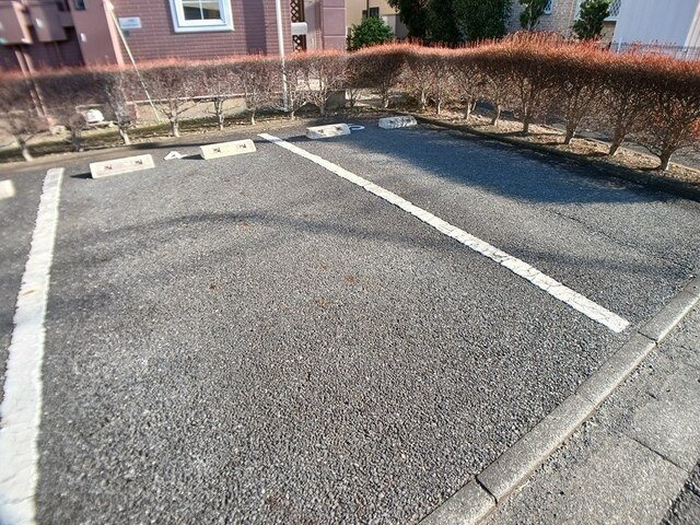 ドミールK・eの駐車場
