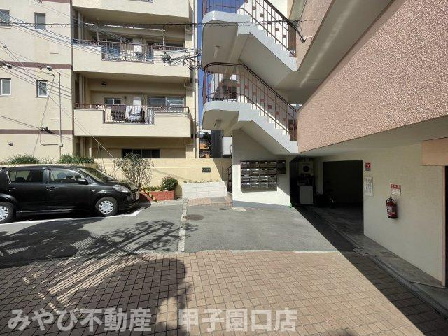 サンハイツ白鳩Ⅰのエントランス