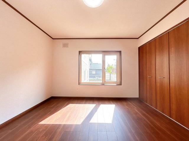 網走市向陽ヶ丘５丁目９番１号　中古売家の洋室|【リフォーム済】１階洋室別アングルです。