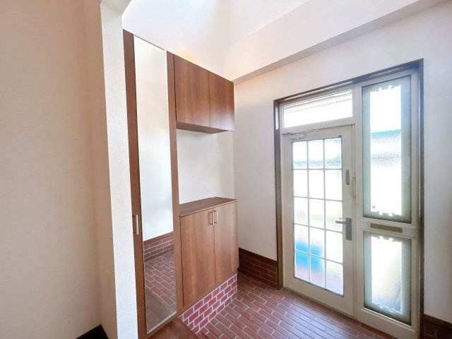 網走市向陽ヶ丘５丁目９番１号　中古売家の玄関|【リフォーム済】玄関内観です。シューズボックス新品交換、クロス張替致しました。