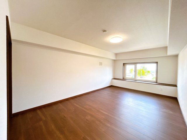 網走市向陽ヶ丘５丁目９番１号　中古売家の洋室|【リフォーム済】１階11.37帖洋室です。フローリング重張、クロス張替致しました。