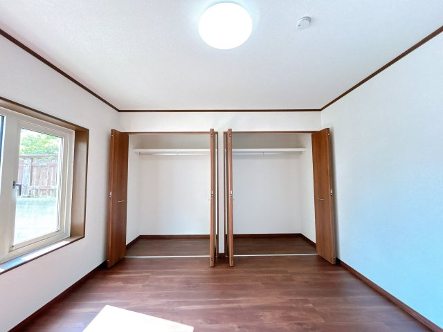 網走市向陽ヶ丘５丁目９番１号　中古売家の収納|【リフォーム済】1階洋室クローゼットです。