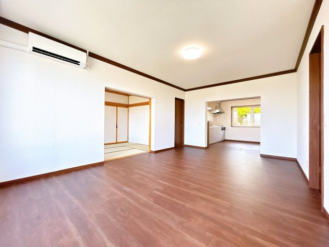網走市向陽ヶ丘５丁目９番１号　中古売家の居間・リビング|【リフォーム済】リビング別アングルです。フローリング重張、クロス張替を行いました。