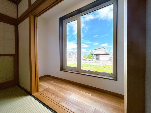 網走市向陽ヶ丘５丁目９番１号　中古売家の和室|【リフォーム済】１階和室の縁側です。クッションフロア重張、クロス張替致しました。