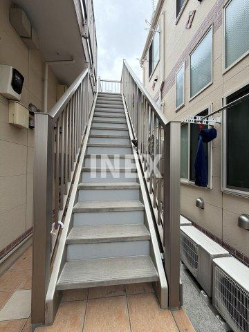 横浜市鶴見区岸谷４丁目のアパートのエントランス