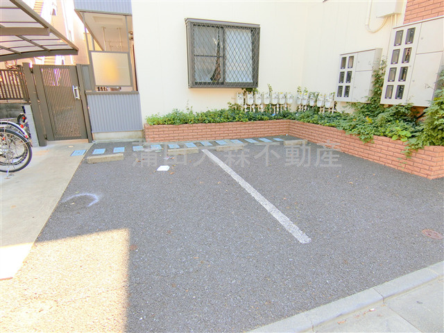 ヴィヴィエンダハナの駐車場|敷地内平置き駐車場　空き状況等詳細はお問合せください。