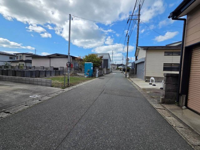 秋田市飯島松根西町第１の前面道路含む現地写真