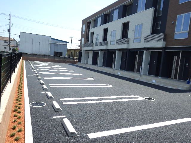 キューズ　エリシオンAの駐車場