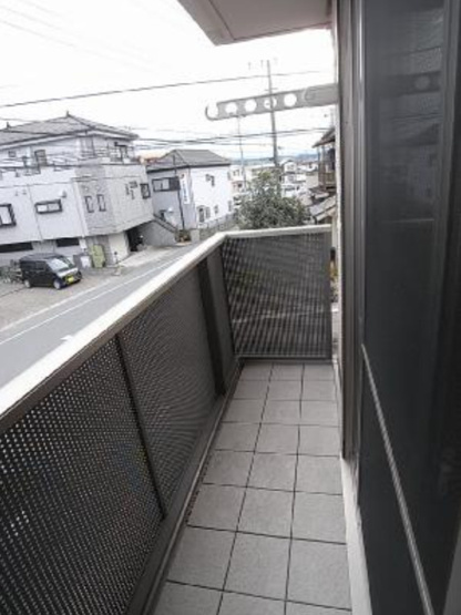 【バルコニー】 | 南向きで日当たり良好。