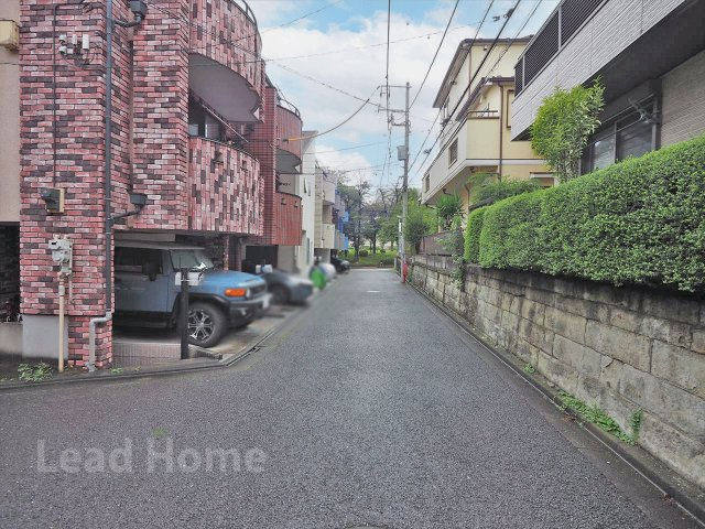 【前面道路含む現地写真】 | 目黒区三田2丁目 | 車通りが少なく落ち着いた住宅街！見通しの良い道路沿いでお子様とのお散歩も安心安全に楽しめます♪