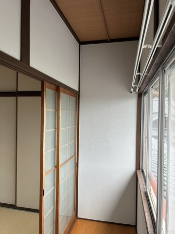 東惣付け　戸建ての和室|2階の和室にはサンルームがあり、洗濯物の室内干しも可能です。