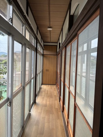 東惣付け　戸建てのその他|洋室の部屋から和室に続き縁側です。