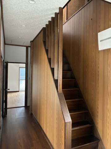東惣付け　戸建ての内装|玄関からみて2階へ続き階段です。