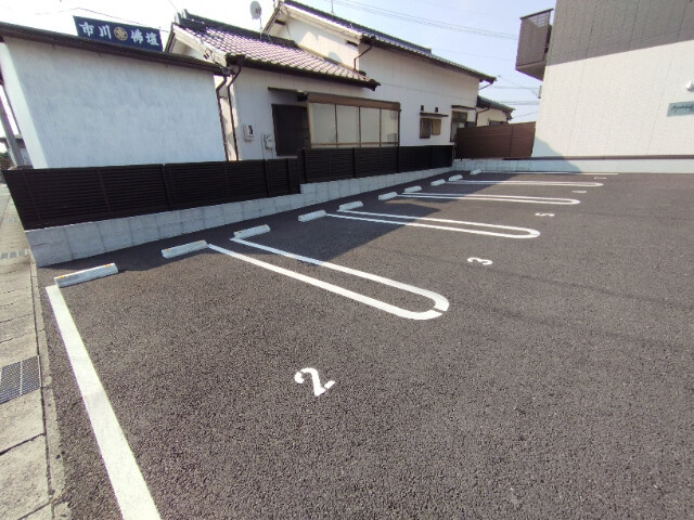 フォーブル小針の駐車場