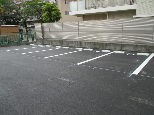ＡＴＴビルの駐車場