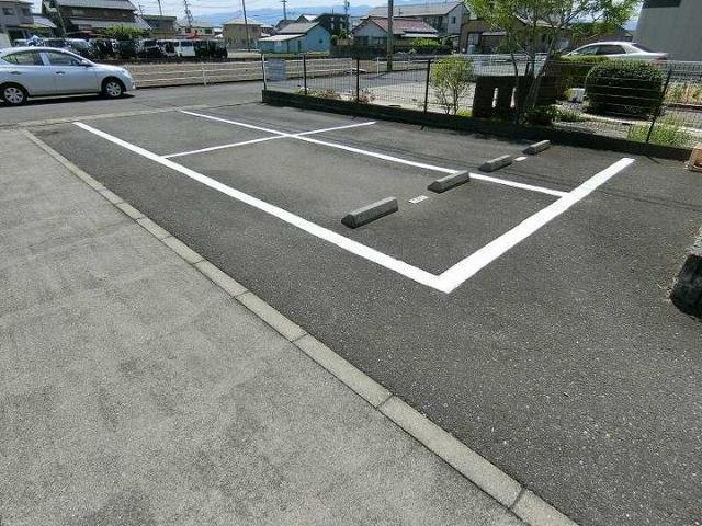 サンロイヤル大橋の駐車場