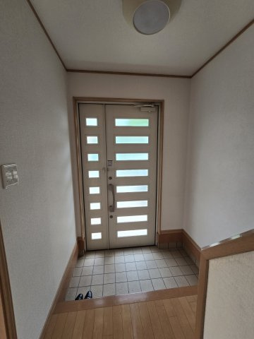 岩倉市新柳町２丁目の中古一戸建の玄関