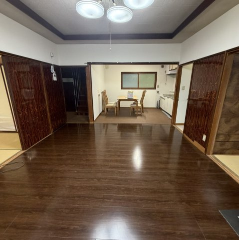 登別市登別東町4丁目45-16戸建の居間・リビング