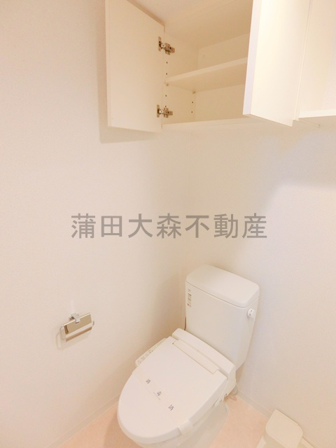 AXAS池上Sta.のトイレ|棚収納と温水洗浄便座付きトイレ　