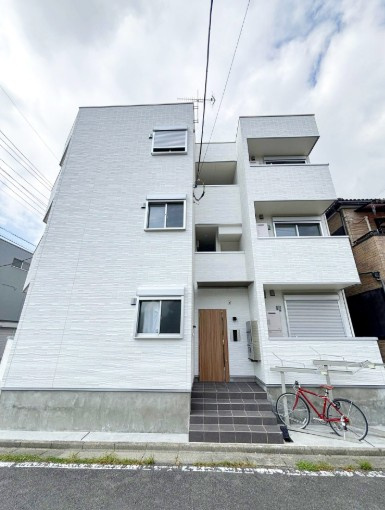 三郷市早稲田５丁目のアパートのエントランス