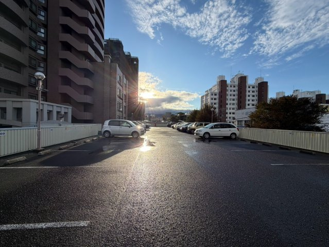 パールコート桑園中央壱番館の駐車場