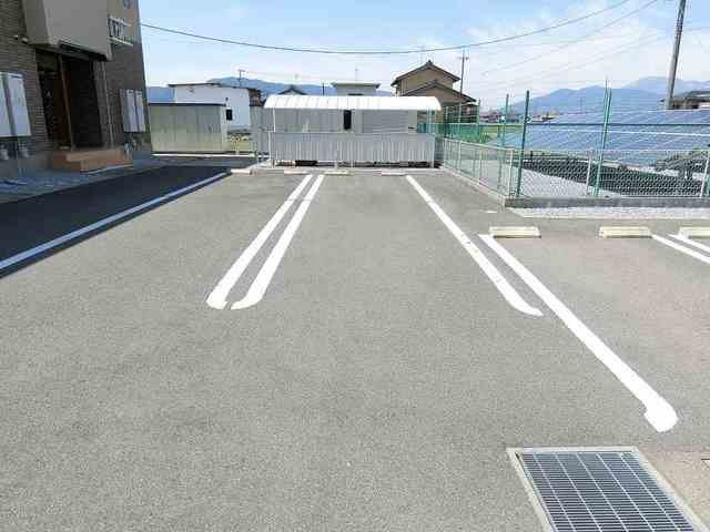 フロンテーラの駐車場