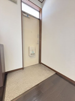 収納もある玄関です