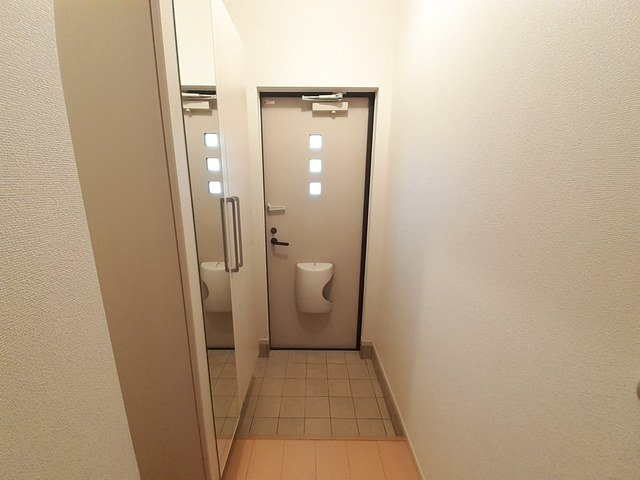 収納もある玄関です