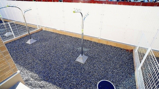 落ち着いた時間を過ごせるバルコニーです
