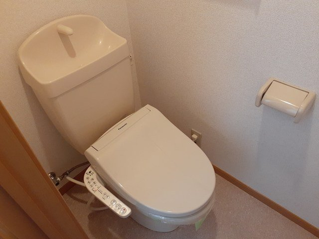 落ち着いた色調のトイレです