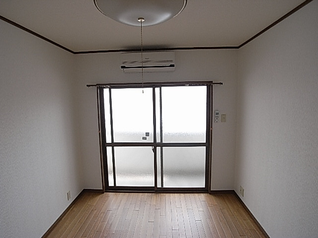 寿ハイツの洋室