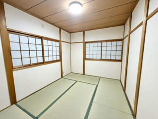【和室】 | 御陵通　中古戸建 | ２面採光のお部屋ございます！明るい室内は、風通しも良く、大変居心地の良い空間となっております♪爽やかな風を感じて起きる朝は、快適生活の始まりに！